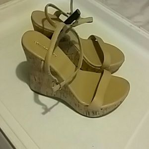 womens sandals, slip on high, but flat Soles tan